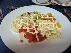Салат «Радужный» (помидор, огурец, перец болгарский, зелёный горошек, лук зелёный, яйцо и майонез)